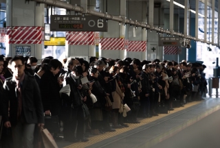 通勤ラッシュ パクタソ PAK42_syachikunoannei1323_TP_V