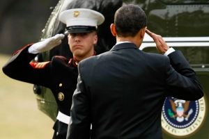 obama-boards-marine-one-with-salute