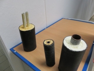 （熱導管。１番左のものは、一つの管で温水と使った後の冷水を運ぶことができ、効率的。）
