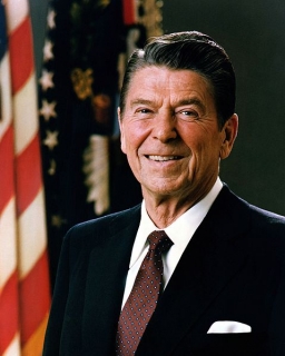 ロナルド・レーガン大統領(米連邦政府の公式肖像1981年から)