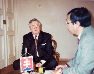 ▲当方とのインタビューに応じるコバチ大統領(1994年2月4日、スロバキア・ブラチスラバの大統領官邸内で)