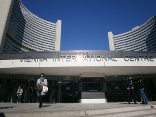 ▲UNIDOの本部も入っているウィーンの国連機関の正面入口(2013年4月撮影)