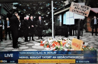 ▲犯行の現場を訪れ、犠牲者に追悼するドイツ政府首脳たち(2016年12月20日、ドイツ民間放送N24の中継放送から)