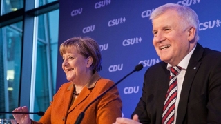 ▲結束をアピールするメルケル首相(左)とゼーホーファー党首(CDUの公式サイトから)