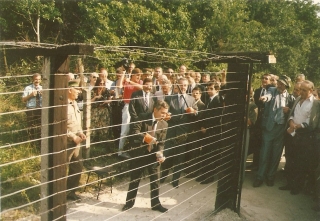 ▲オーストリアとハンガリー間の“鉄のカーテン"を切断するホルン・ハンガリー外相(当時、左)とモック・オーストリア外相(当時、右)=1989年6月27日、両国国境で撮影