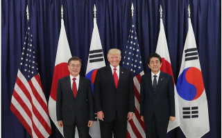 ▲G20で日米韓3カ国首脳会談(2017年7月6日、独ハンブルクで、韓国大統領府公式サントから)