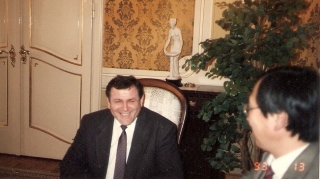 ▲インタビューに応じるスロバキア初代首相メチアル氏(1993年3月13日、ブラチスラバの首相官邸で撮影)