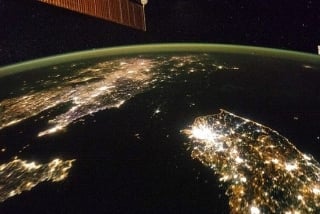 ▲朝鮮半島の夜間衛星写真(2014年2月公表)=米航空宇宙局(NASA)提供