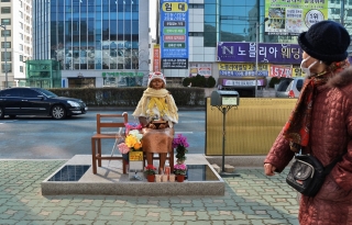 ▲韓国・釜山の日本総領事館前に設置された慰安婦像（森啓造撮影）