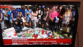 ▲バルセロナのテロ事件の犠牲者を慰霊する人々(2017年8月18日、英BBC放送の中継から)