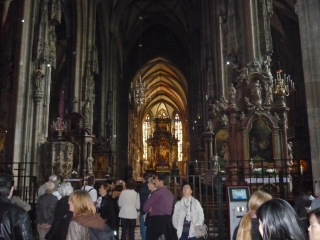 ▲オーストリアのローマ・カトリック教会の精神的支柱、シュテファン大聖堂内(2012年4月26日、ウィーンで撮影)