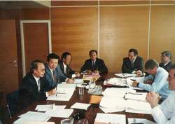 ▲北朝鮮使節団と協議するIAEA査察関係者(1990年代、ウィーンのIAEA本部で撮影)