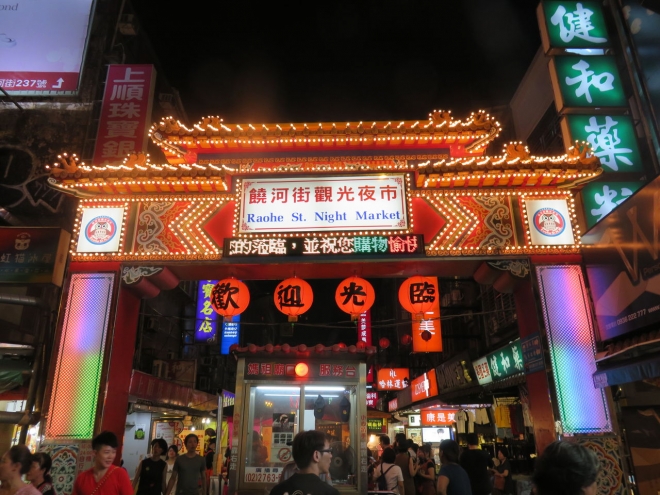 （台湾名物ナイトマーケット。ちなみにナイトマーケットなどでは例外としてポスシステムは導入されていませんが、市に道路使用料を払っています。）
