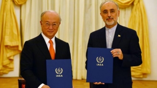 ▲合意した「行動計画表」を示すIAEAの天野之弥事務局長とイランのサレヒ原子力庁長官(2015年7月14日、IAEA提供)