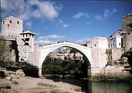 ▲ボスニアのクロアチア系住民とイスラム系住民間を結ぶ「スタリ・モスト橋」は多民族間をつなぐ象徴的な橋として、小説のテーマにもなった(2005年11月、ボスニアのモスタル市で撮影)