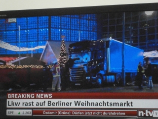 ▲ベルリンのクリスマス市場にトラックが乱入(独民間放送N-TVの中継放送から、2016年12月19日)