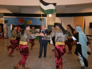 ▲踊りだしたパレスチナの人々(2012年11月29日、ウィーン国連内にて撮影)