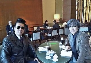 写真左が岡田さん、右が筆者。取材中の様子（2018.02.20）