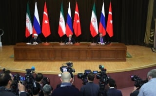 ▲プーチン大統領(中央)、イランのロウハニ大統領(左)、そしてトルコのエルドアン大統領(右)=2017年11月22日、ロシア南部ソチ、ロシア大統領府公式サイトから