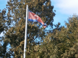 ▲風になびく北の国旗(2013年4月11日、ウィーンの北朝鮮大使館で撮影)