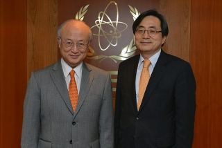 ▲駐オーストリアのシン・ドンイク韓国大使(右)左は天野之弥国際原子力機関(IAEA)事務局長(ウィキぺディアから)