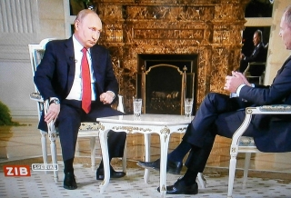▲オーストリア国営放送(ORF)とのインタビューに応えるプーチン大統領(2018年6月4日夜、放映中継から)