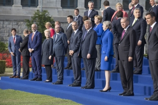 ▲NATO首脳会談に参加した加盟国首脳(2018年7月11日、NATO公式サイトから)