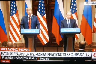 ▲首脳会談後のトランプ大統領とプーチン大統領の記者会見(2018年7月16日、CNNの中継放送から)