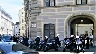 ▲ロウハニ大統領を警備するオーストリア連邦治安部隊(2018年7月4日、オーストリア連邦首相府前で撮影)