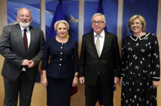▲EU本部のブリュッセルを訪問したダンチラ首相(左から2番目)=2018年7月10日、ルーマニア政府公式サイトから