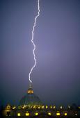 ▲サン・ピエトロ大聖堂の頂点に雷が落下した瞬間(バチカン放送独語電子版から)