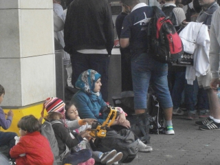 ▲ドイツ行きの列車を待つ難民家族(ウィーン西駅構内で、2015年9月15日撮影)