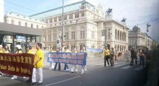 ▲法輪功メンバーのデモ行進(2015年9月19日、ウィーン市内で撮影)