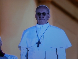 ▲南米出身初のローマ法王フランシスコ(2013年3月13日、オーストリア国営放送の中継から)