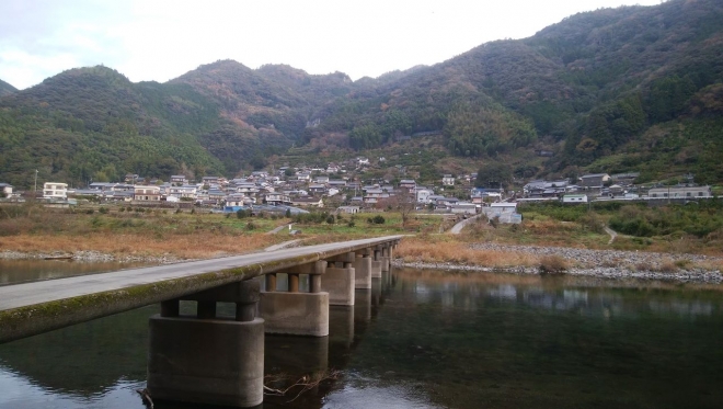 （越知町の沈下橋。日本の原風景の一つ）