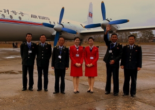 ▲北朝鮮「高麗航空」の機長、乗組員ら(2012年10月撮影、ウィキぺディアから)