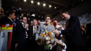 ▲CDUの新党首に選出され、祝福を受けるアンネグレート・クランプ=カレンバウアー党幹事長(CDU公式サイトから、2018年12月7日)