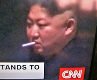 ▲首脳会談前にタバコを吸う金正恩委員長 CNN中継から