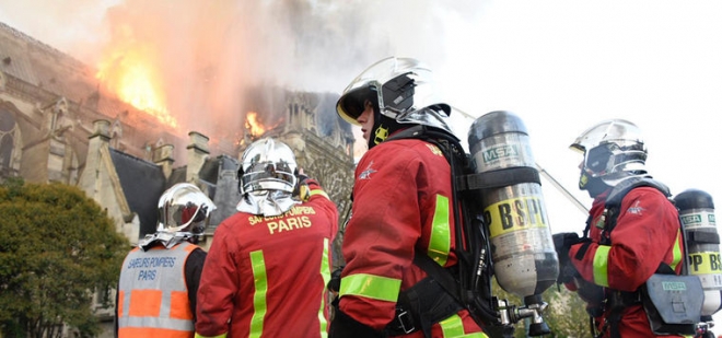 ▲ノートルダム大聖堂火災で消火活動する消防士たち(2019年4月15日、フランス内務省公式サイトから)