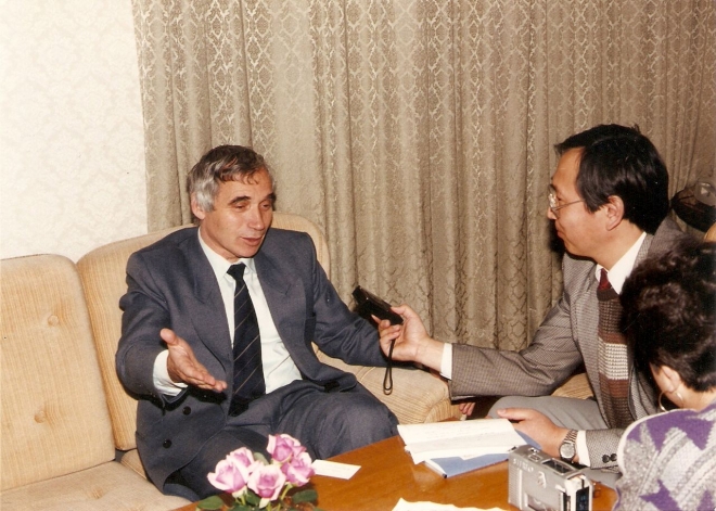 ▲ブルガリアのソフィアでジェレフ新大統領と会見(1990年11月、ソフィアで)