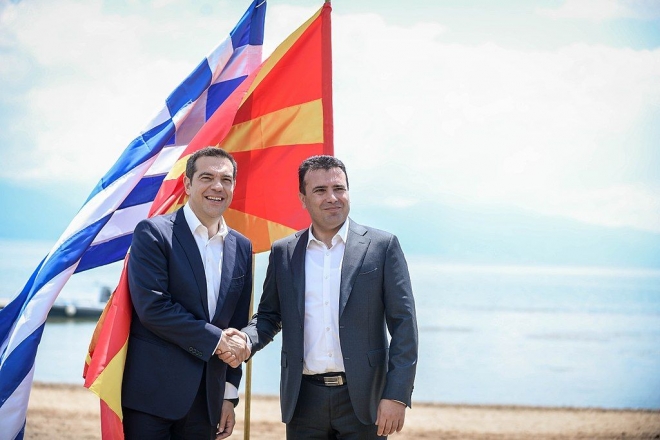 ▲ギリシャのツィプラス首相(左)とマケドニアのザエフ首相(2018年6月17日、国名変更で合意した直後、ウィキぺディアから)