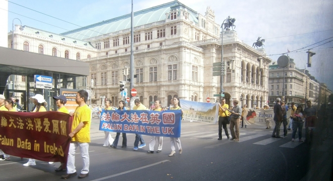 ▲法輪功メンバーたちのデモ行進（2015年9月19日、ウィーン市内で撮影）