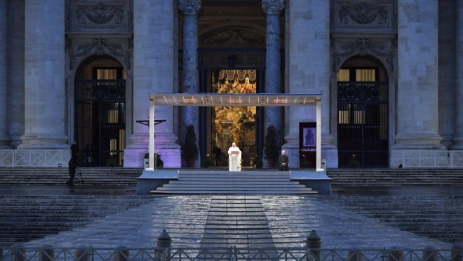 ▲サンピエトロ広場で新型コロナの終息を祈るフランシスコ教皇（2020年3月27日、バチカンニュース公式サイトから）