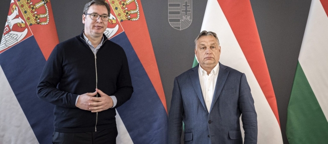 ▲ハンガリーのオルバン首相（右）、新型コロナ対策でセルビアのヴチッチ大統領と会見（2020年3月22日、ブタペストで、オルバン首相公式サイドから）