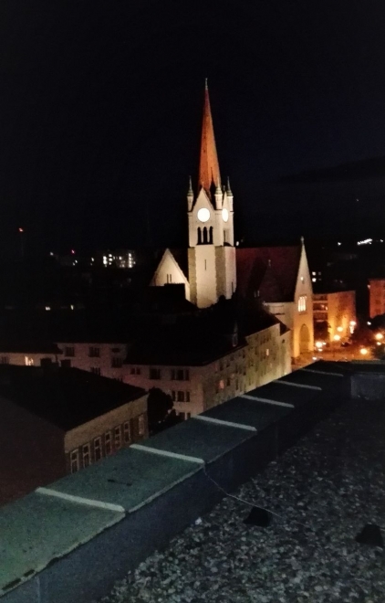 ▲夜の闇に浮かぶ教会の塔（2018年7月27日、ウィーンで撮影）