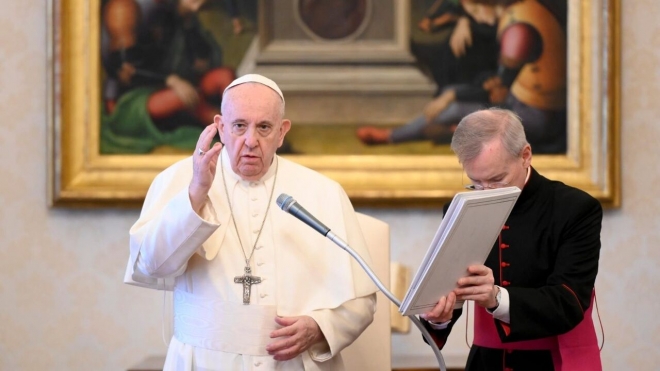 ▲一般謁見後、神の祝福を与えるフランシスコ教皇（2020年5月27日、バチカンニュースから）