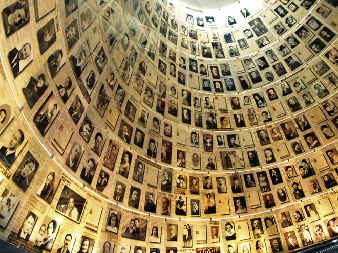 ▲「ホロコースト記念館」の犠牲者の名前と写真を連ねた部屋（ウィキぺディアから）
