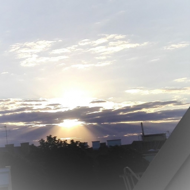 ▲朝の光が雲の間から降り注ぐ瞬間（2018年7月27日、ウィーンで撮影）
