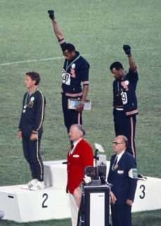 ▲1968年メキシコシティ五輪大会で表彰台でブラックパワー・サリュートをするスミス（金）、カーロス選手（銅）
