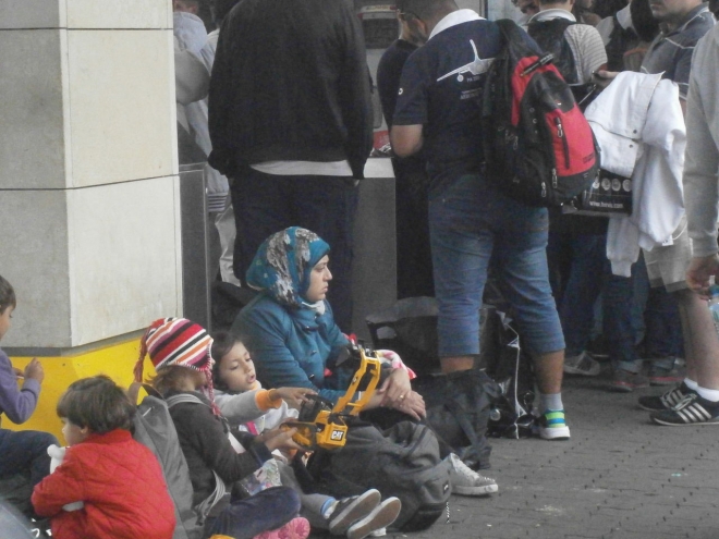 ▲ドイツ行きの列車を待つ難民家族（2015年9月15日、ウィーン西駅構内で撮影）